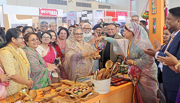 হস্তশিল্পের দোকান ঘুরে দেখছেন প্রধানমন্ত্রী